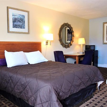 Windsor Motel Groton Bagian luar foto
