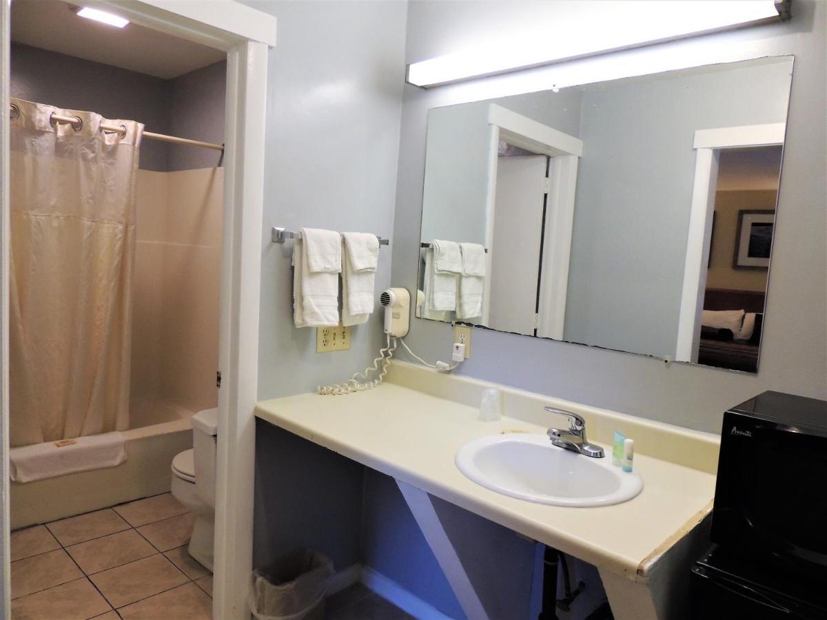 Windsor Motel Groton Bagian luar foto